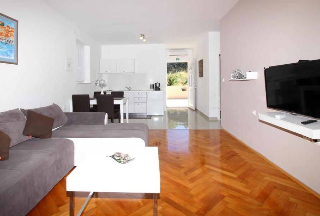Apartments Dubreta 察夫塔特 外观 照片