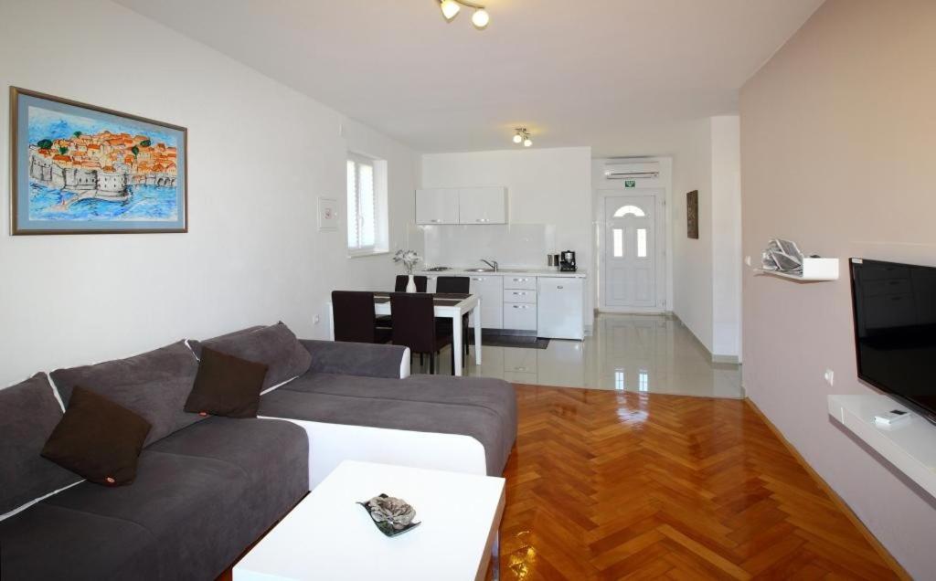 Apartments Dubreta 察夫塔特 外观 照片